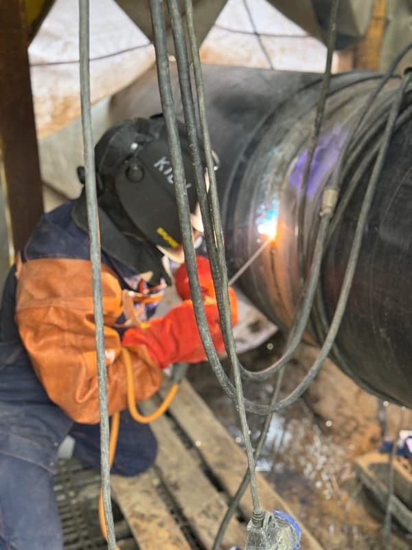 Spawacz weld gaz praca przy rurociagu