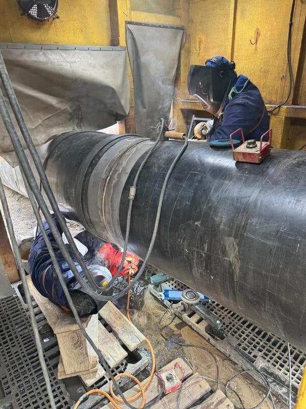 Spawacze w komorze technicznej laczenie rur weldgaz