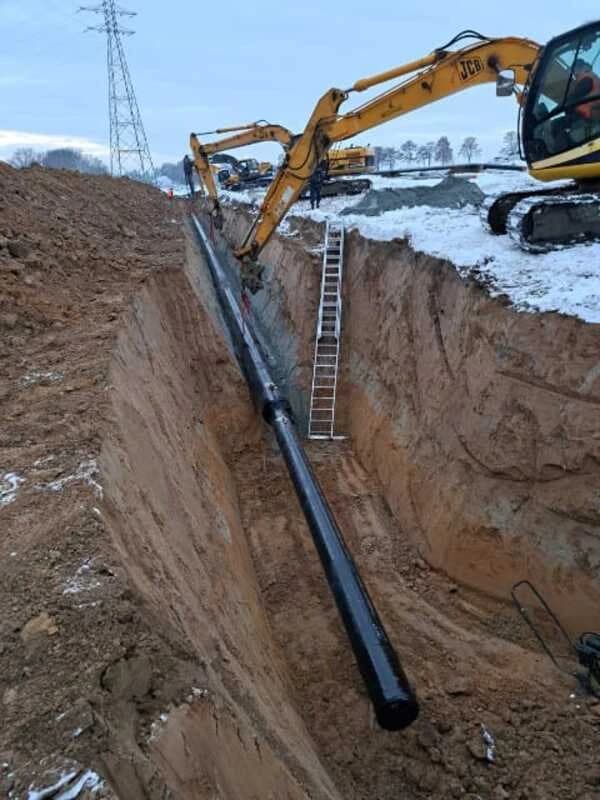 Ukladanie gazociagu koparki zima